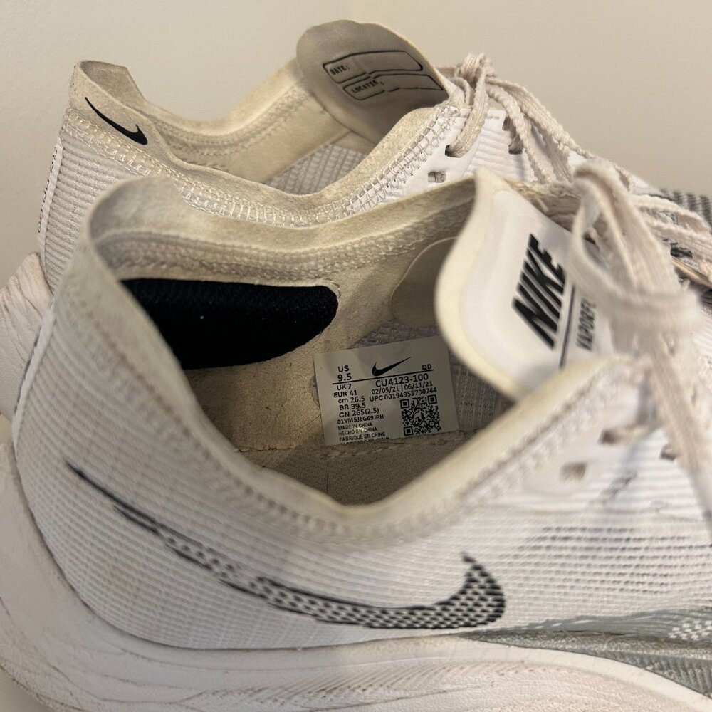 Women's Nike Zoomx Size 9.5 (White and Black) - Picture 6 of 6